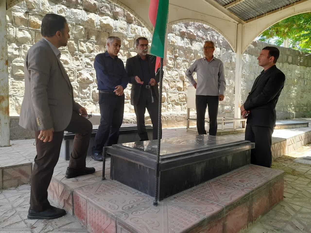 بازدید مسئولان بنیاد شهید استان از گلزار شهدای شهر دندی و روستای قوزلو